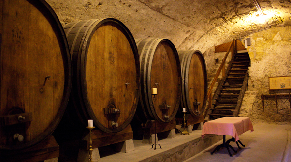 Cuves dans la cave à vin du Château de Vaumarcus (Neuchâtel)